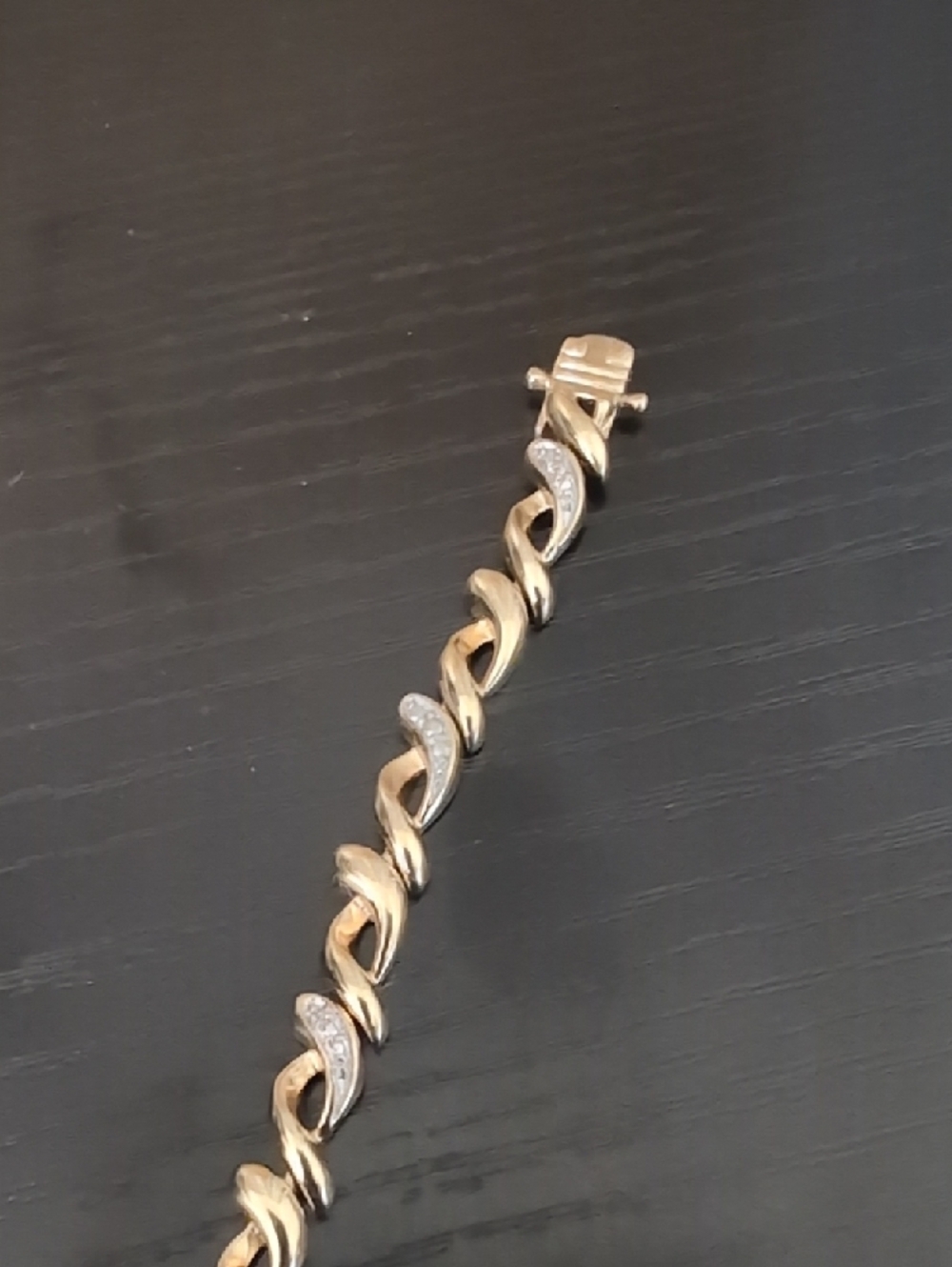 Elegant Gold-Tone Women's Bracelet with Twisted Link Design - Picture 2 of 7